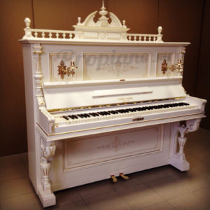Белое, старинное пианино